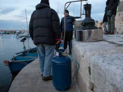 Giuseppe ci mostra come viene accesa. La si collega tramite un tubo a una bombola del gas...